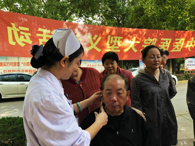 便民服務(wù)暖人心—-我院深入李巷社區(qū)開展義診活動(dòng)(圖6)