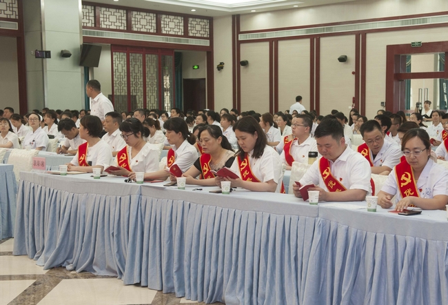 認真學(xué)習(xí)黨章 嚴格遵守黨章——蕪湖市中醫(yī)醫(yī)院組織七一主題黨課學(xué)習(xí)(圖3)