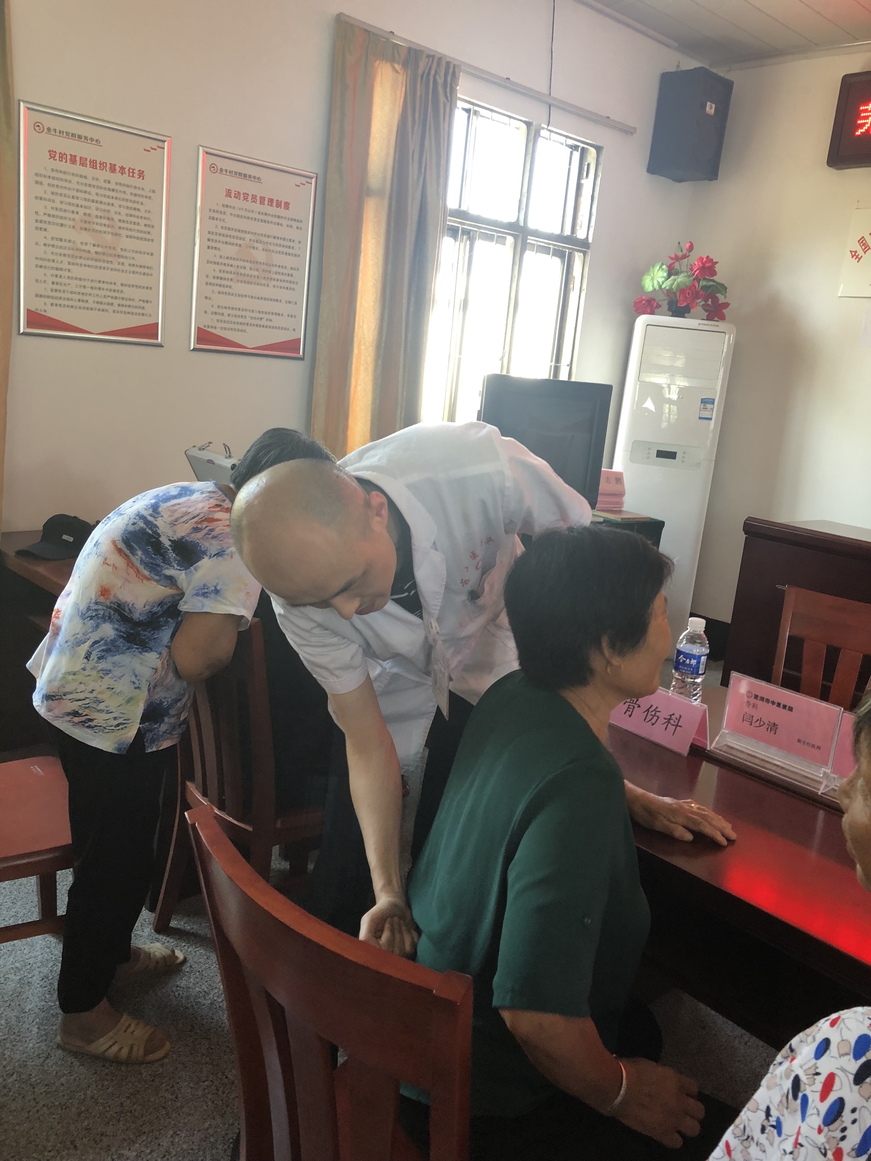 慶“七一”我院黨員志愿者醫(yī)療服務(wù)隊(duì)赴無(wú)為開(kāi)展義診活動(dòng)(圖3)