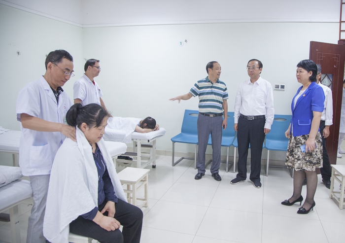 校黨委書(shū)記錢(qián)健深入我院調(diào)研(圖3)