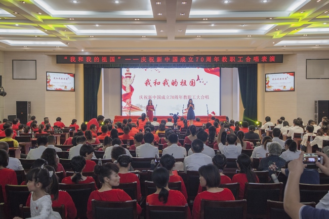 我和我的祖國―我院合唱隊參加學?！拔液臀业淖鎳苯搪毠ご蠛铣?圖1)