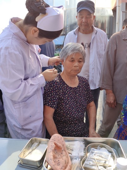 “不忘初心 牢記使命”服務(wù)百姓健康行動 ----市中醫(yī)醫(yī)院弋江區(qū)聯(lián)體進社區(qū)白馬中心義診活動紀實(圖2)