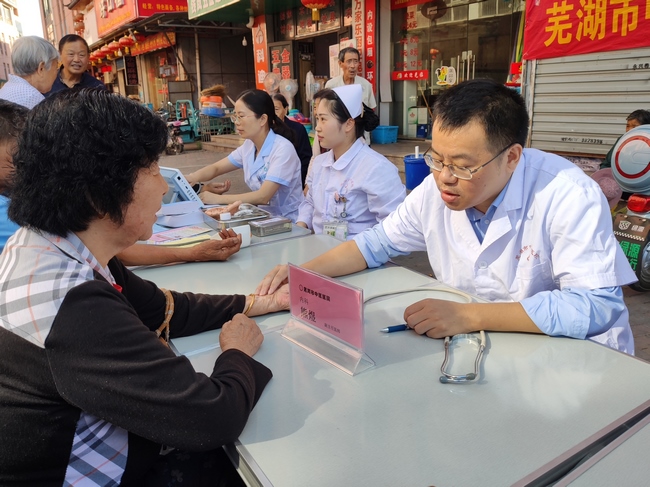 “不忘初心 牢記使命”服務(wù)百姓健康行動 ----市中醫(yī)醫(yī)院弋江區(qū)聯(lián)體進社區(qū)白馬中心義診活動紀實(圖4)