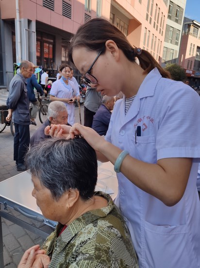 “不忘初心 牢記使命”服務(wù)百姓健康行動 ----市中醫(yī)醫(yī)院弋江區(qū)聯(lián)體進社區(qū)白馬中心義診活動紀實(圖5)