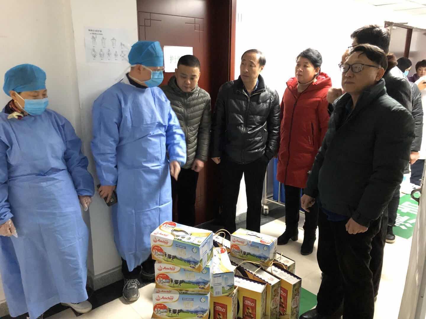 正月初一，院領(lǐng)導(dǎo)深入防控工作一線(xiàn)慰問(wèn)廣大醫(yī)護(hù)職工(圖1)