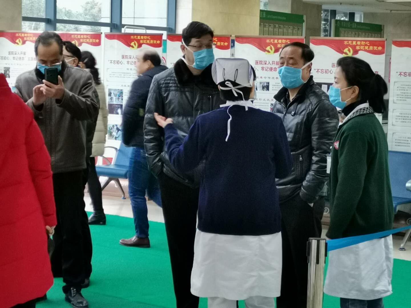 正月初一，院領(lǐng)導(dǎo)深入防控工作一線(xiàn)慰問(wèn)廣大醫(yī)護(hù)職工(圖3)