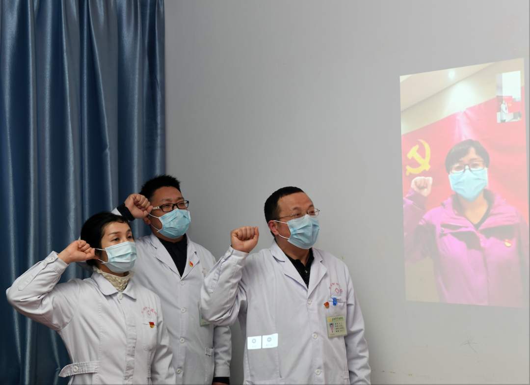【讓黨旗在防控一線高高飄揚】剛剛,安徽支援湖北醫(yī)療隊隊員周世紅“火線”入黨(圖3)