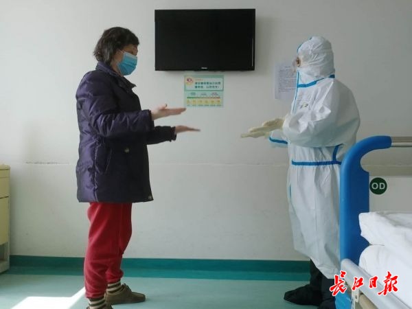 掛念病患，安徽離漢護(hù)師還沒(méi)到家就致電詢問(wèn)病情(圖1)