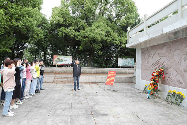 我院行政第一黨支部聯(lián)合行政第二黨支部開展“緬懷先烈 不忘初心”主題黨日活動(dòng)(圖9)
