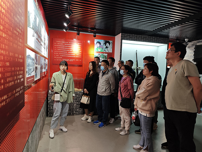 我院行政第一黨支部聯(lián)合行政第二黨支部開展“緬懷先烈 不忘初心”主題黨日活動(dòng)(圖7)