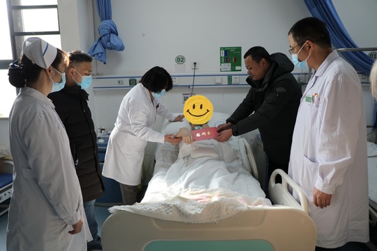春節(jié)慰問送溫暖   醫(yī)院關(guān)懷暖人心  ——院工會開展節(jié)前走訪慰問病困職工活動(圖6)