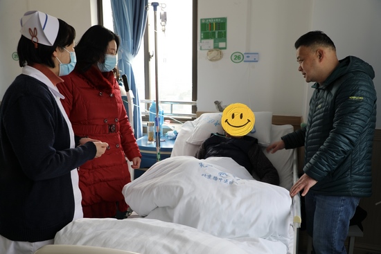 春節(jié)慰問送溫暖   醫(yī)院關(guān)懷暖人心  ——院工會開展節(jié)前走訪慰問病困職工活動(圖2)