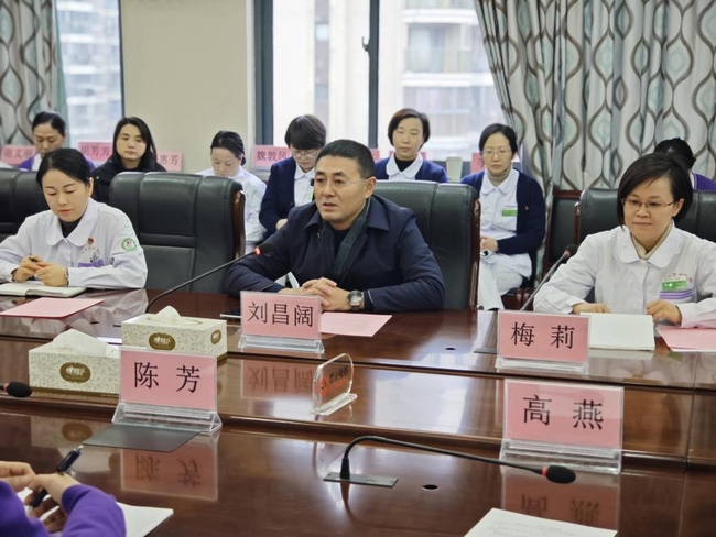 以責(zé)為綱 精護(hù)領(lǐng)航——我院召開(kāi)2025年護(hù)士長(zhǎng)目標(biāo)管理責(zé)任狀簽訂會(huì)(圖2)