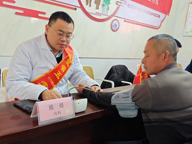 踐行雷鋒精神，勞模義診暖民心——我院開展學(xué)雷鋒義診志愿服務(wù)活動(dòng)(圖2)