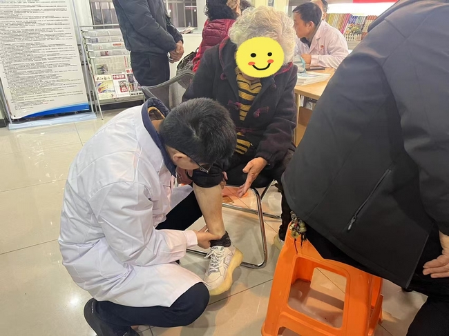 醫(yī)院黨委引領多黨支部進社區(qū)：傳播健康 知識 踐行黨員擔當(圖4)